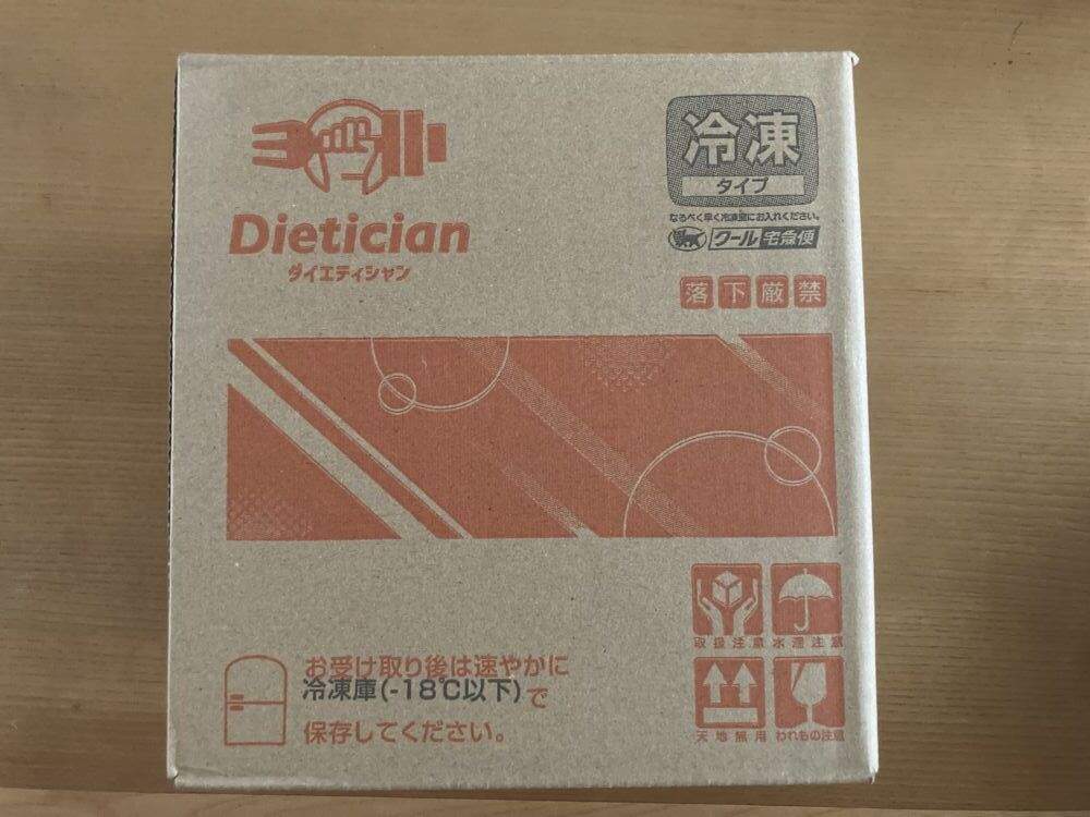 ダイエティシャン（Dietician）の宅配弁当（宅食）が届いた様子