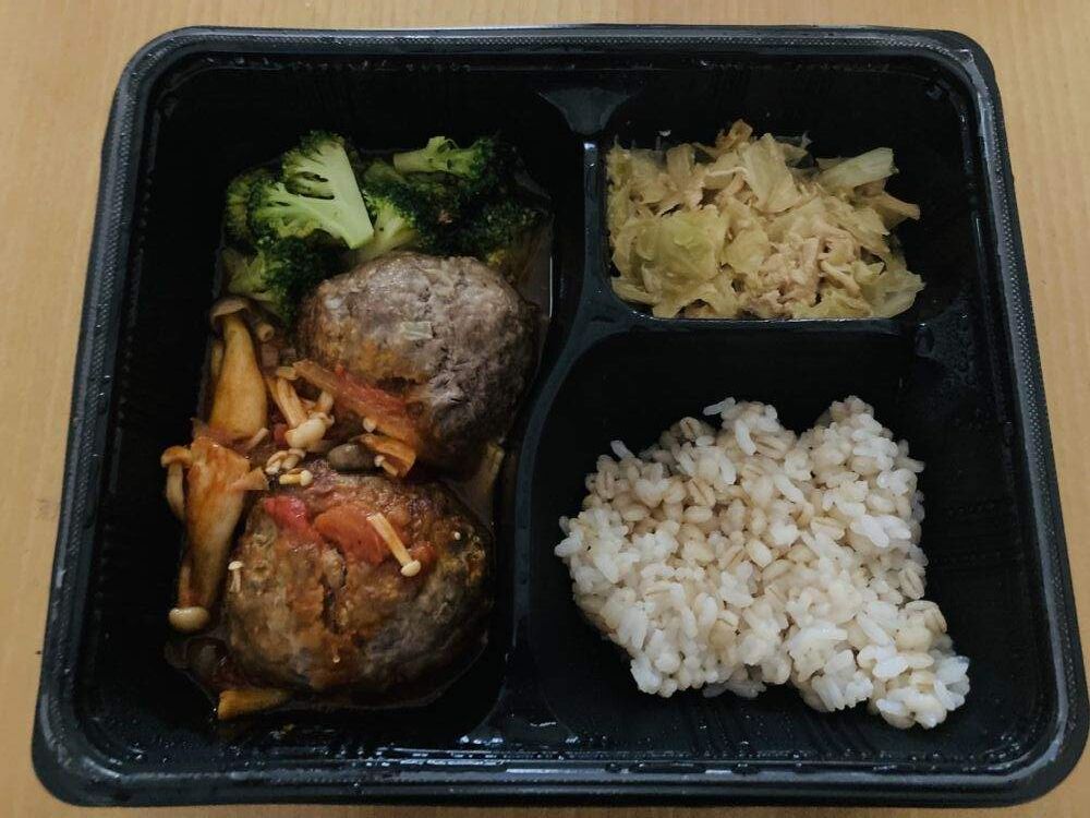 ダイエティシャン（Dietician）の宅配弁当（宅食）のきのことトマトのハンバーグ　写真