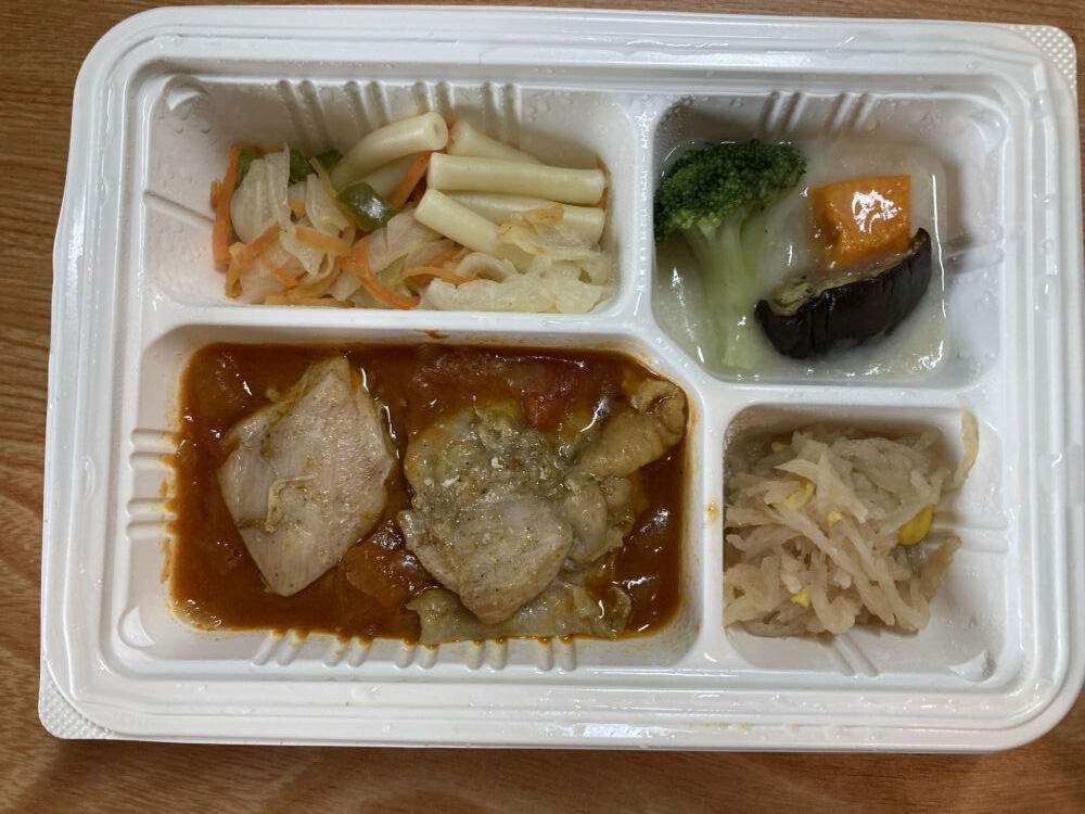 ウェルネスダイニングのミールキットの温めたチキンカレー
